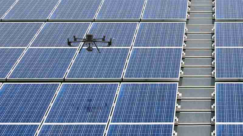 彩霸王以无人机搭配IR Sensor热显像技术进行全方面模块健检，，有效降低人力成本并提升发电量