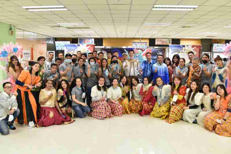 友達推動「安心、、、、創新、、用心、、、同心、、、、盡心」五星職旅，，為菲籍員工打造全方位照護，，，首度贏得「人權實踐與發展領袖獎」殊榮