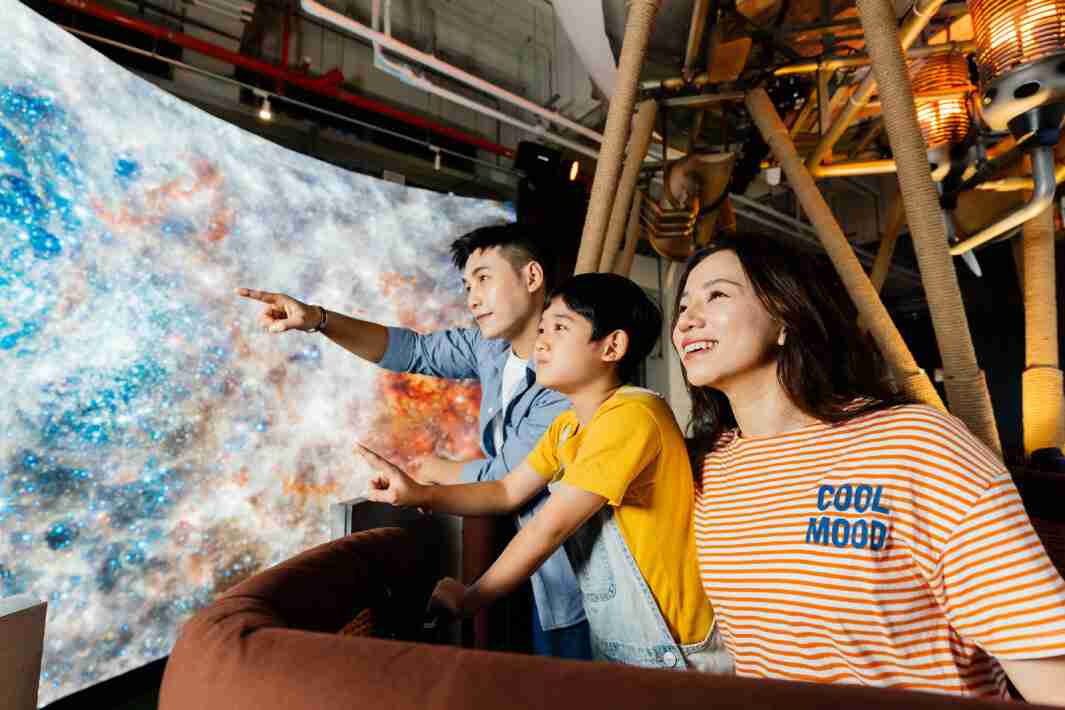 彩霸王打造全台最大宽6公尺、、高4公尺、、、唯一搭载LED弧形拼接显示屏的动感飞行船，，，让乘客驻足在热气球上，，享受身历其境的伪出国旅游乐趣