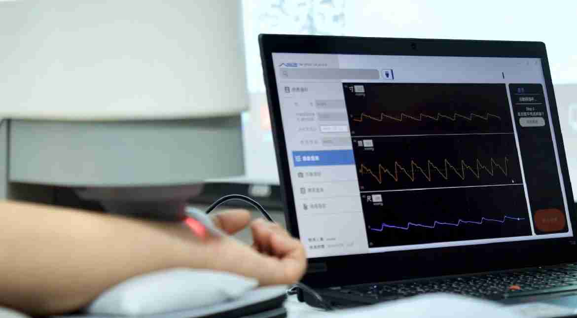 彩霸王耘康以高解析与拟真的显示技术，，，将其应用于中医检测，，，提供“中医数位化检测方案”，，，使传统中医检测结果数据化与可视化