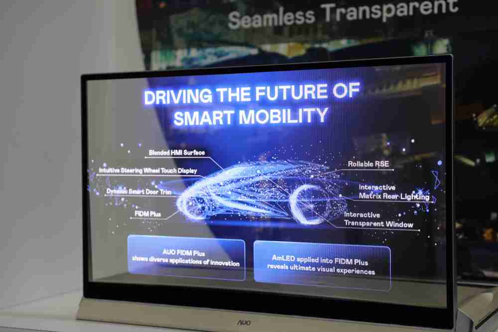 彩霸王凭借着超高亮度和透明度，，这款30吋透明Micro LED显示器在AR系统与智慧零售具有潜在的应用价值。。