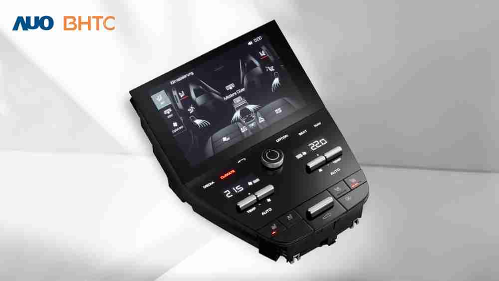作為友達新生力軍，，BHTC所展示的中央與後座鞍部的Display HMI產品，，可處理多區恆溫控制、、、顯示畫面，，，，呈現仿真3D車室分區；以力傳感技術精準傳遞觸感，，，，並結合音量及震動反饋，，，防止意外啟動，，提供使用者自然流暢、、、、直觀且輕鬆駕馭的舒適介面
