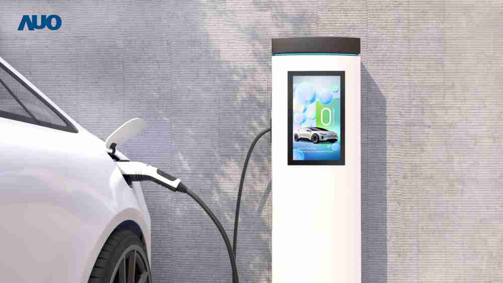 友達〝EVSE車用充電樁解決方案〞專為電動汽車充電樁設計，，具有高亮度、、、、克服戶外艱難環境的耐溫、、、、耐紫外線等特性，，，，並搭載散熱性及擴充性強的高效能工業電腦，，，可實現人機互動訴求，，，如資訊顯示、、、、支付等應用