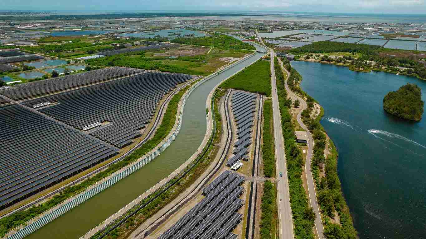 彩霸王能源事业提供智慧能源管理、、太阳能监控管理、、全方位电厂建置及运维解决方案，，并拥有管理超过6000案场的经验