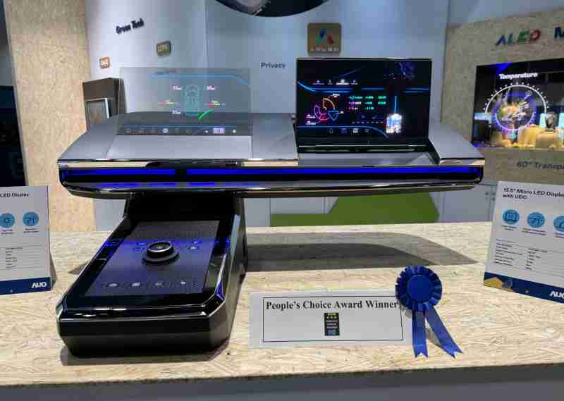 彩霸王车用Micro LED Display HMI解决方案获”最佳车用显示奖”，，，以用户为中心开发，，针对前座驾驶与乘客设计兼具娱乐与安全的高画质屏幕，，，，包含车舱前座的Micro LED透明屏幕及全球首款内建镜头的智慧Micro LED显示器