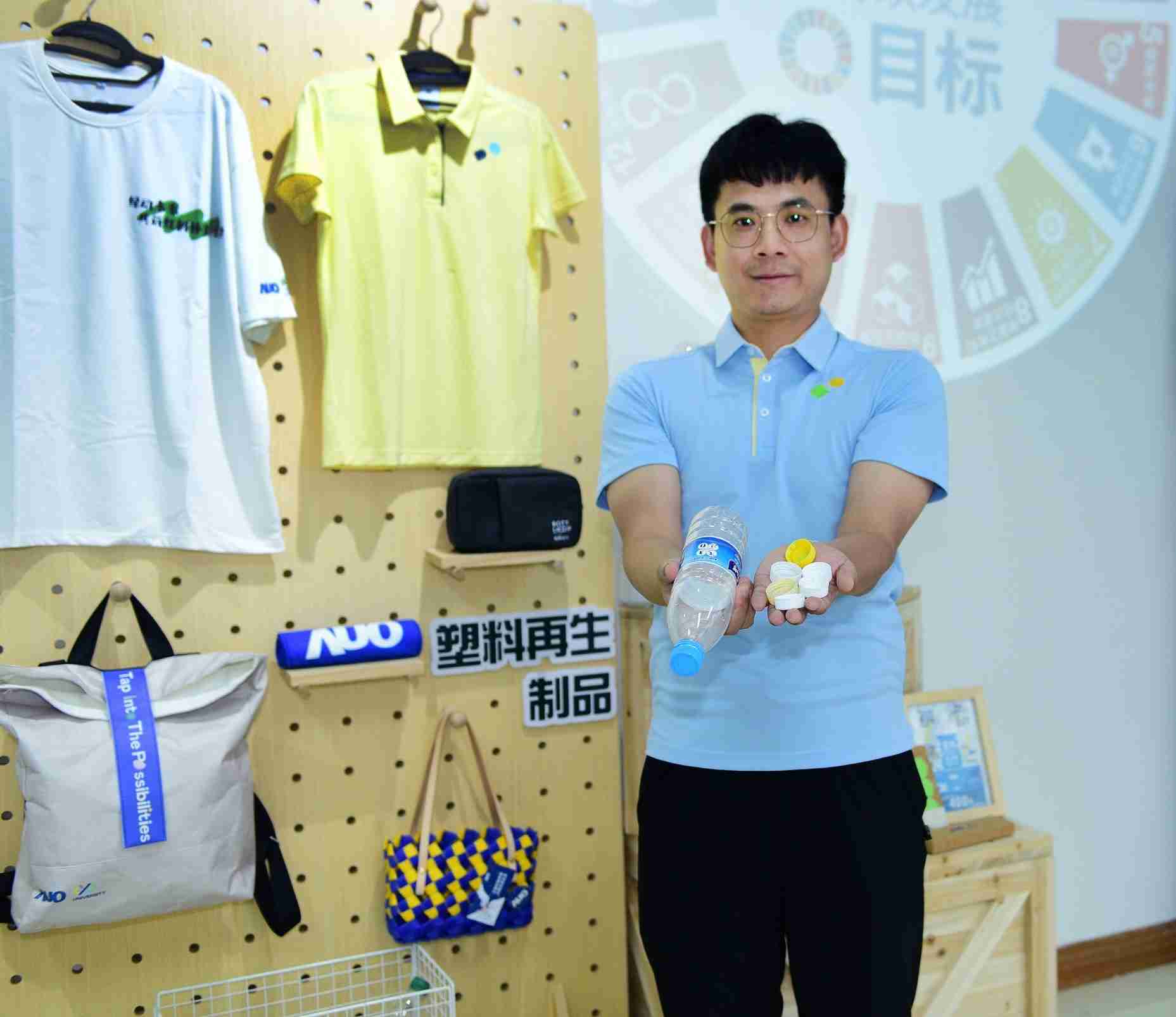 「2024智慧彩霸王展」永续发展馆中，，展示彩霸王厦门驱动永续发展之成果，，，，包含将厂内废弃物再制为实用物品，，，，将永续发展理念深植于员工生活日常实践