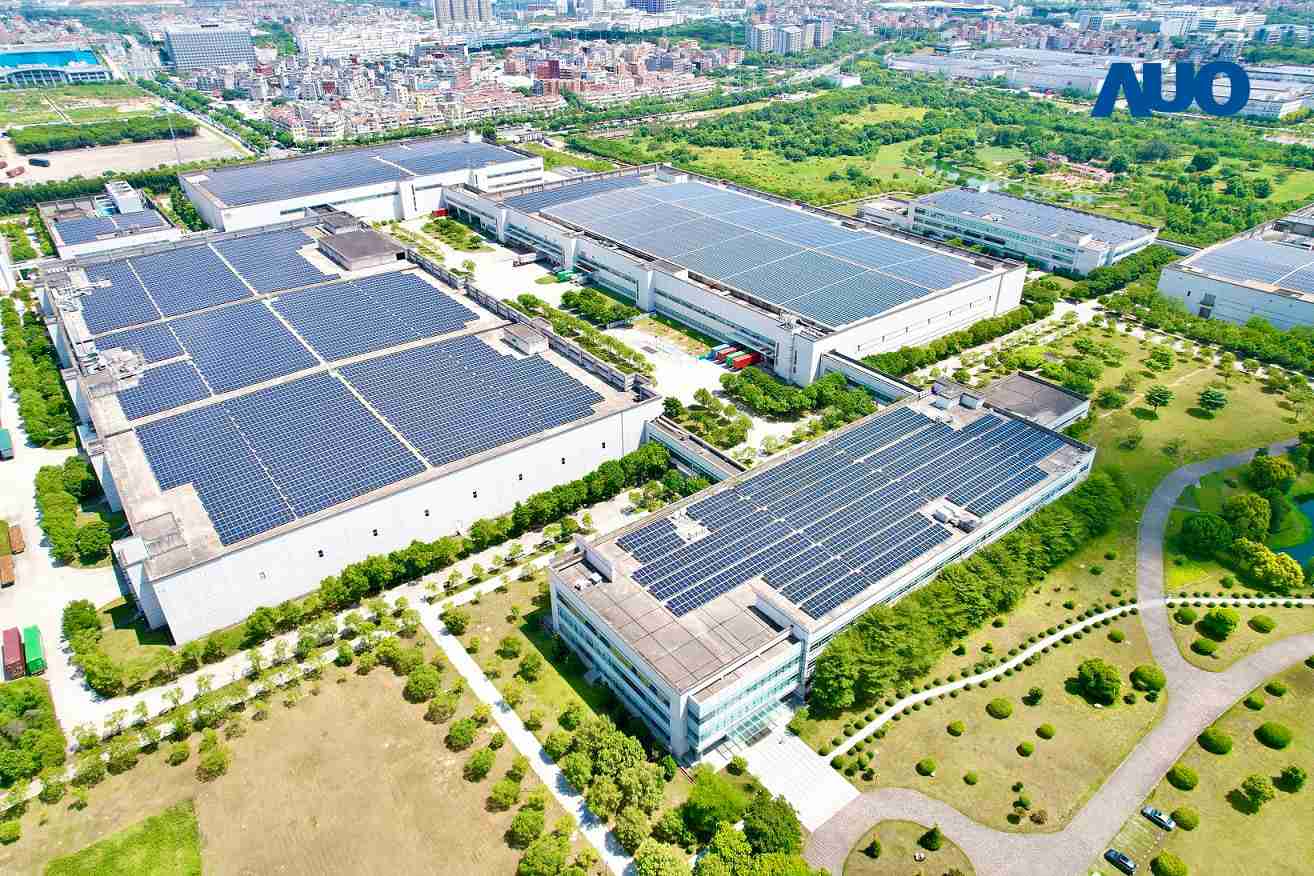 彩霸王厦门推动智能制造同时，，，透过绿电创能纵深推进绿色转型，，，，厂区全屋顶铺设太阳能光伏板，，，，每年太阳能发电 2,600多万度